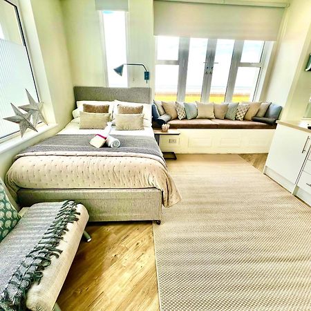 Beachfront Compact Coastal Crib, Direct Sea Views & Air Conditioning Littlestone-on-Sea Екстер'єр фото