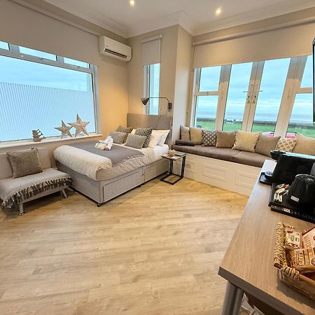 Beachfront Compact Coastal Crib, Direct Sea Views & Air Conditioning Littlestone-on-Sea Екстер'єр фото
