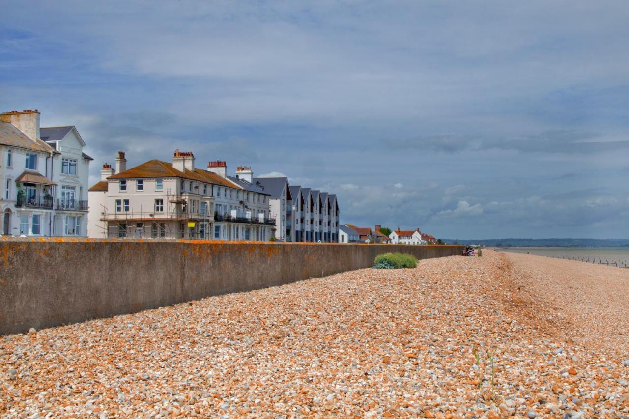 Beachfront Compact Coastal Crib, Direct Sea Views & Air Conditioning Littlestone-on-Sea Екстер'єр фото