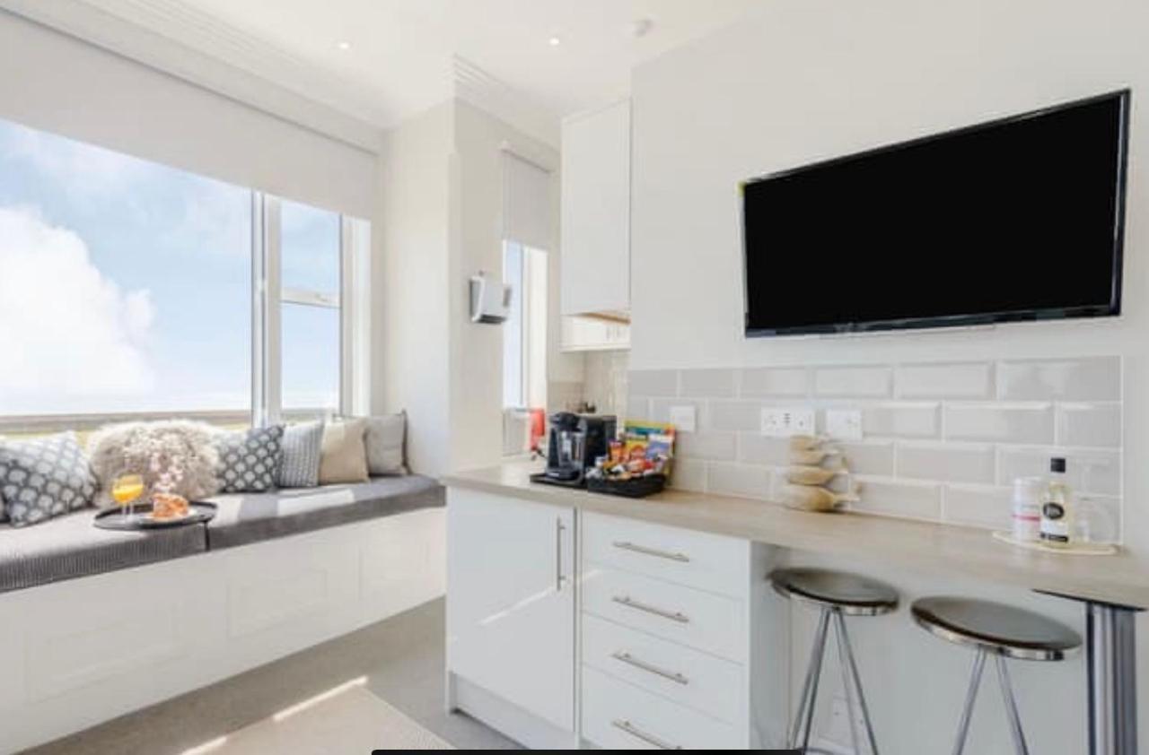 Beachfront Compact Coastal Crib, Direct Sea Views & Air Conditioning Littlestone-on-Sea Екстер'єр фото