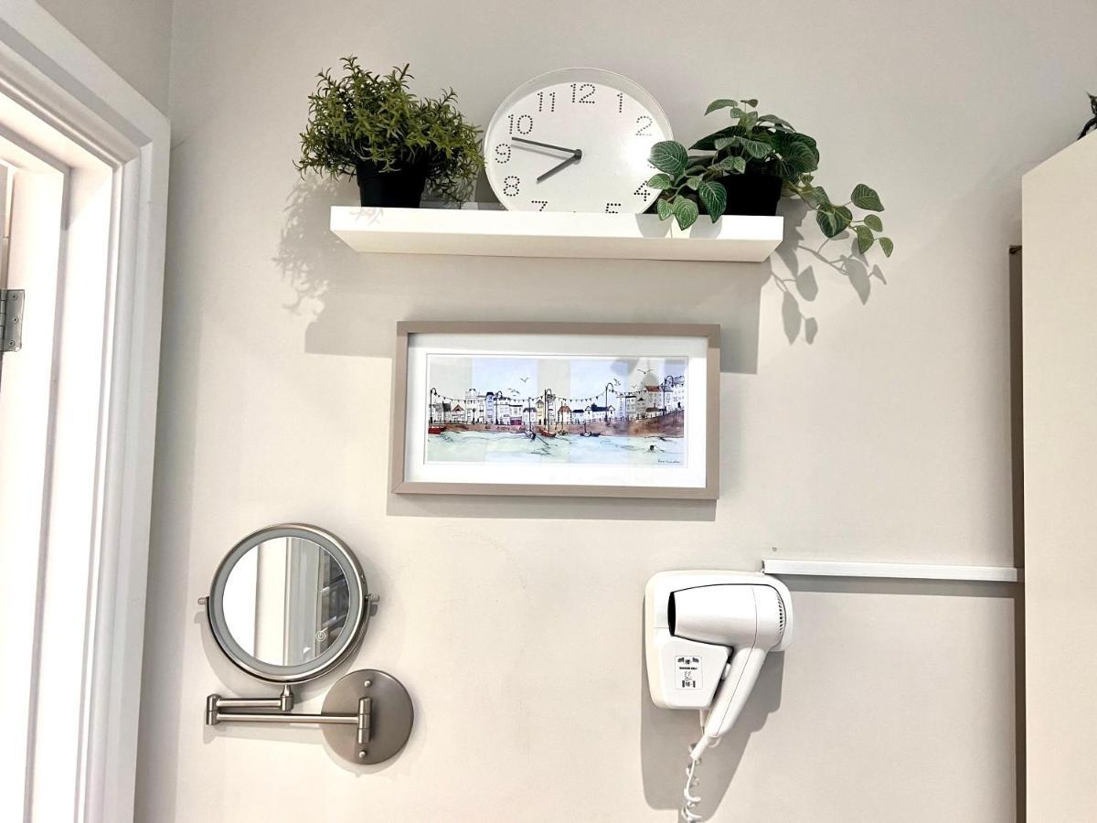 Beachfront Compact Coastal Crib, Direct Sea Views & Air Conditioning Littlestone-on-Sea Екстер'єр фото