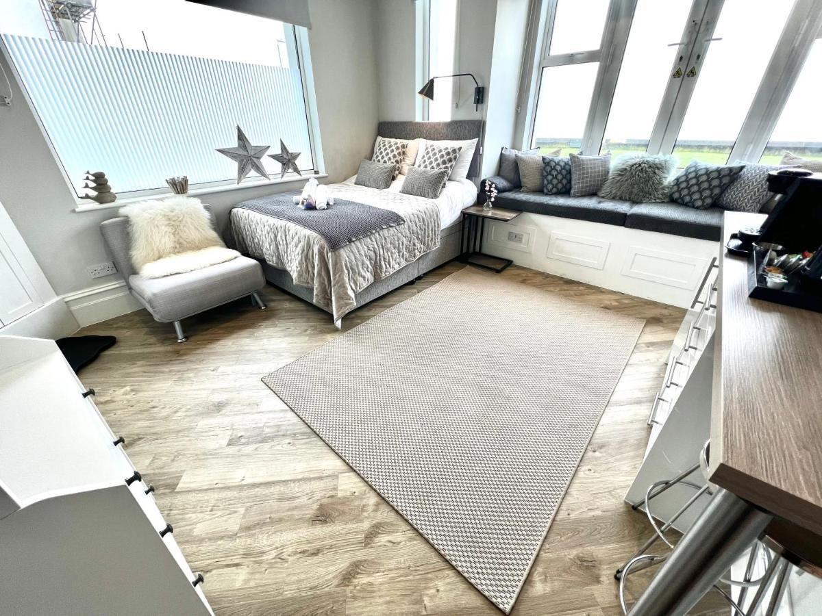 Beachfront Compact Coastal Crib, Direct Sea Views & Air Conditioning Littlestone-on-Sea Екстер'єр фото